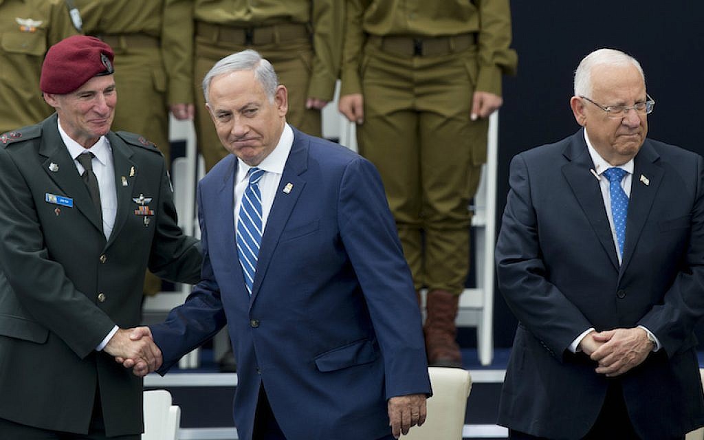 Prime Minister Benjamin Netanyahu, center, shaking hands with IDF Deputy Chief of Staff Maj. Gen. Yair Golan, alongside President Reuven Rivlin, at an Israeli Independence Day ceremony for outstanding soldiers in Jerusalem, May 12, 2016. (Yonatan Sindel/Flash90)