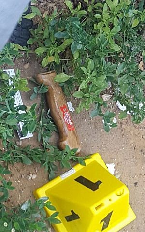 The handle of a knife believed to have been used in a stabbing attack in central Jerusalem on May 16, 2016. (Israel Police)