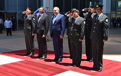 Newly appointed Defense Minister Avigdor Liberman alongside IDF Chief of Staff Gadi Eisenkott during a ceremony welcoming him to the ministry, May 31, 2016. (Ariel Harmoni/Ministry of Defense)