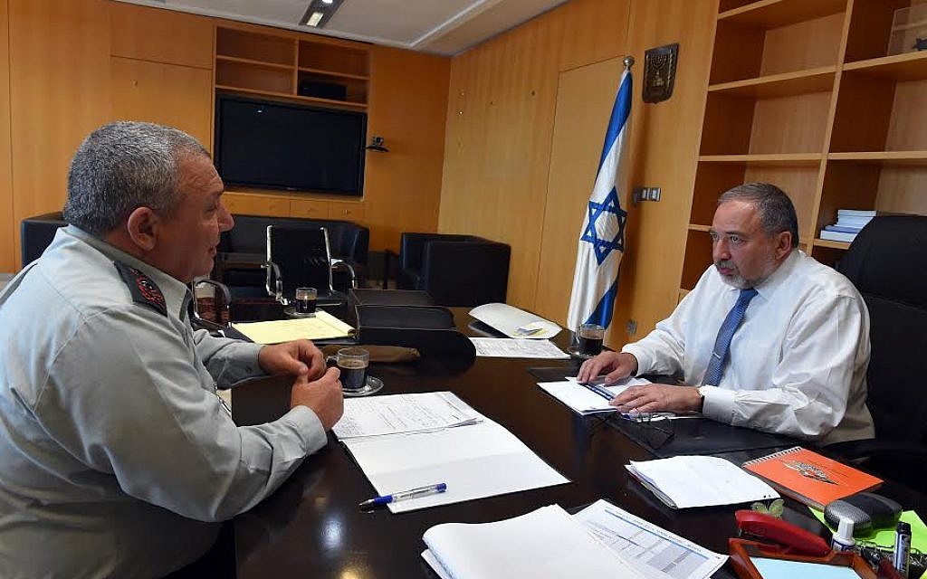 Defense Minister Avigdor Liberman (R) meets with IDF chief of staff Gadi Eisenkot (L) on May 31, 2016 (Ariel Harmoni/Defense Ministry)