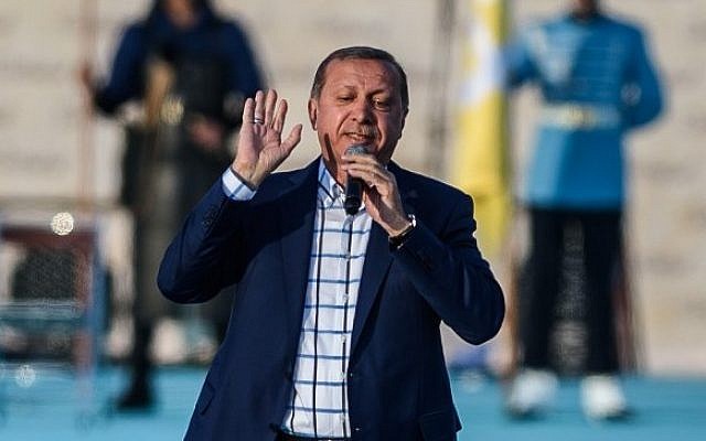 Turkish President Recep Tayyip Erdogan speaks during a rally to mark the 563rd anniversary of the conquest of Istanbul by Ottoman Turks, Istanbul, May 29, 2016. (AFP/Ozan Kose)