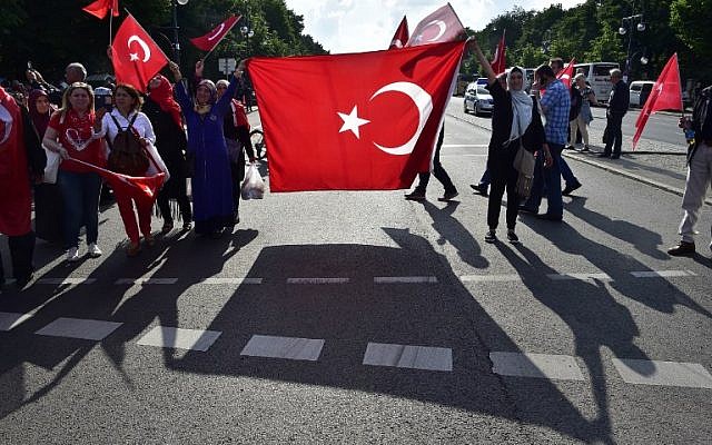 People with Turkish flags protest against a resolution German lawmakers were preparing pass recognizing the massacre of Armenians by Ottoman forces as genocide, in front of the Brandenburg Gate in Berlin, June 1, 2016. (AFP/John MACDOUGALL)