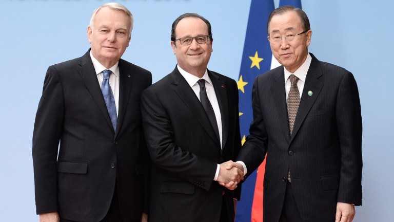(L to R) French Foreign Minister Jean-Marc Ayrault, French President Francois Hollande and United Nations Secretary General Ban Ki-moon pose at an international and interministerial meeting in a bid to revive the Israeli-Palestinian peace process, in Paris, on June 3, 2016. (AFP PHOTO / POOL / STEPHANE DE SAKUTIN)