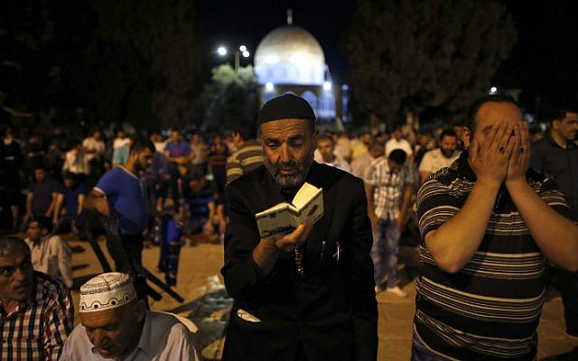 Palestinian Muslim worshippers pray in front of the the Dome of the Rock at the al-Aqsa Mosque compound on Jerusalem's Temple Mount during the "tarawih" prayer marking the first evening of Islam's holy month of Ramadan, on June 6, 2016. (Ahmad Gharabli/AFP)