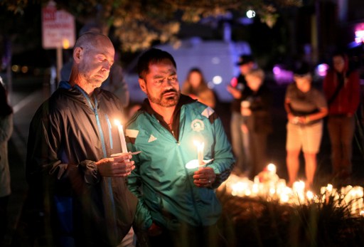 Mourners pay tribute to the victims of the Orlando shooting during a memorial service in San Diego, California on June 12, 2016. (AFP PHOTO / Sandy Huffaker)