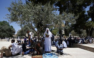 Palestinian Muslim worshipers perform Friday prayers outside the Al-Aqsa Mosque in Jerusalem on June 17, 2016 during the holy fasting month of Ramadan. (AFP PHOTO/AHMAD GHARABLI)