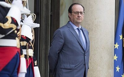 French President Francois Hollande waits for the arrival of his Ukrainian counterpart for their meeting on June 21, 2016 at the Elysee palace in Paris (AFP PHOTO / GEOFFROY VAN DER HASSELT)