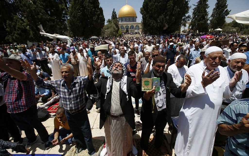 Palestinian Muslim worshippers pray in front of the Dome of the Rock in Jerusalem's Temple Mount compound prior to the third Friday prayers of the holy Muslim fasting month of Ramadan on June 24, 2016. (AFP PHOTO / AHMAD GHARABLI)