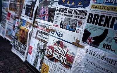 A picture taken on June 25, 2016 in Athens shows the front page of the Greek newspaper 'Ta Nea' reading 'be afraid of Brexit' and other newspapers bearing headlines reporting the result of the UK's vote to leave the EU in the June 23 referendum.  (AFP PHOTO / Angelos Tzortzinis)