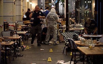 Israeli security forces at the scene where a terrorist opened fire at the Sarona Market shopping center in Tel Aviv, on June 8, 2016. (Gili Yaari/Flash90)