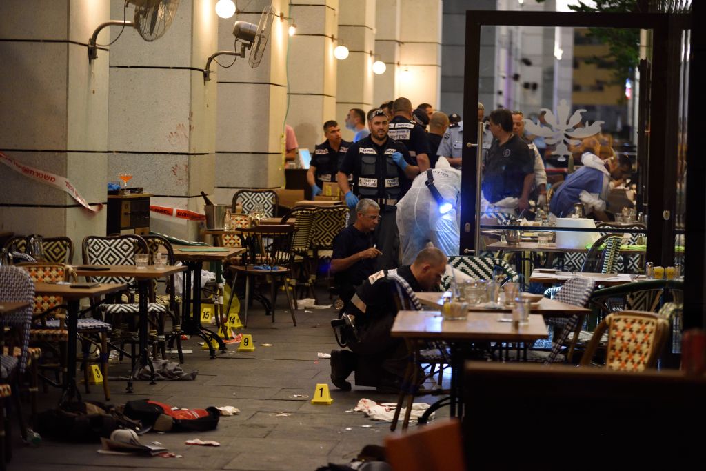 Israeli security forces at the scene of a deadly shooting attack at the Sarona Market shopping center in Tel Aviv, June 8, 2016. (Gili Yaari/Flash90)