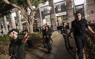 Israeli security forces at the scene where two terrorists opened fire at the Sarona Market shopping center in Tel Aviv, on June 8, 2016. (Miriam Alster/Flash90)