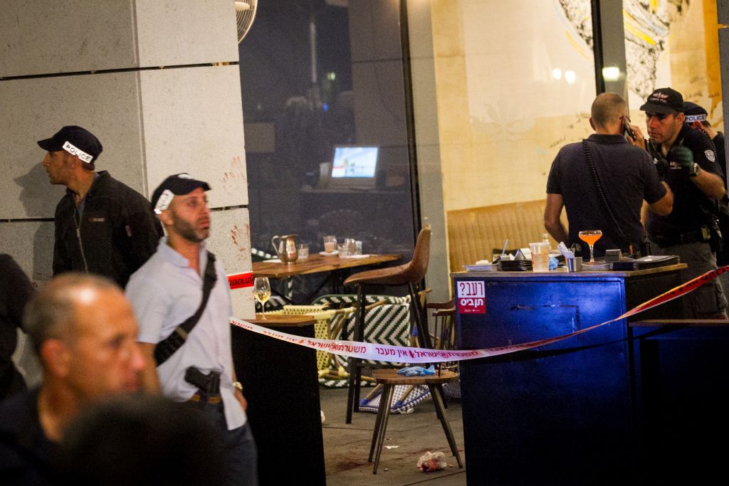 Israeli security forces at the scene where two terrorists opened fire at the Sarona Market shopping center in Tel Aviv, on June 8, 2016. (Miriam Alster/Flash90)