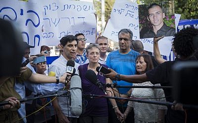 Parents of late Israeli soldiers Oron Shaul and Hadar Goldin at a protest tent outside Prime Minister Benjamin Netanyahu's residence in Jerusalem, June 27, 2016. (Hadas Parush/Flash90)