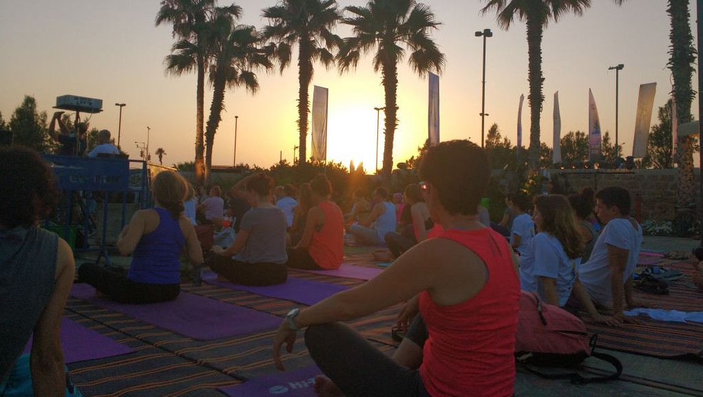 Hundreds of people join in the master class for the Second Annual International Day of Yoga on June 21, 2016 in Tel Aviv. (Melanie Lidman)