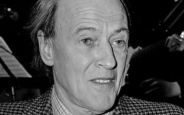 Author Roald Dahl in 1982, around the time his commentaries against Jews and Israel began to increase (public domain)