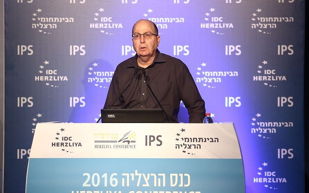 Moshe Ya'alon announces his intent to run for the leadership of Israel during the Herzliya conference at the Interdisciplinary Center in Herzliya on June 16, 2016. (Adi Cohen Zedek)