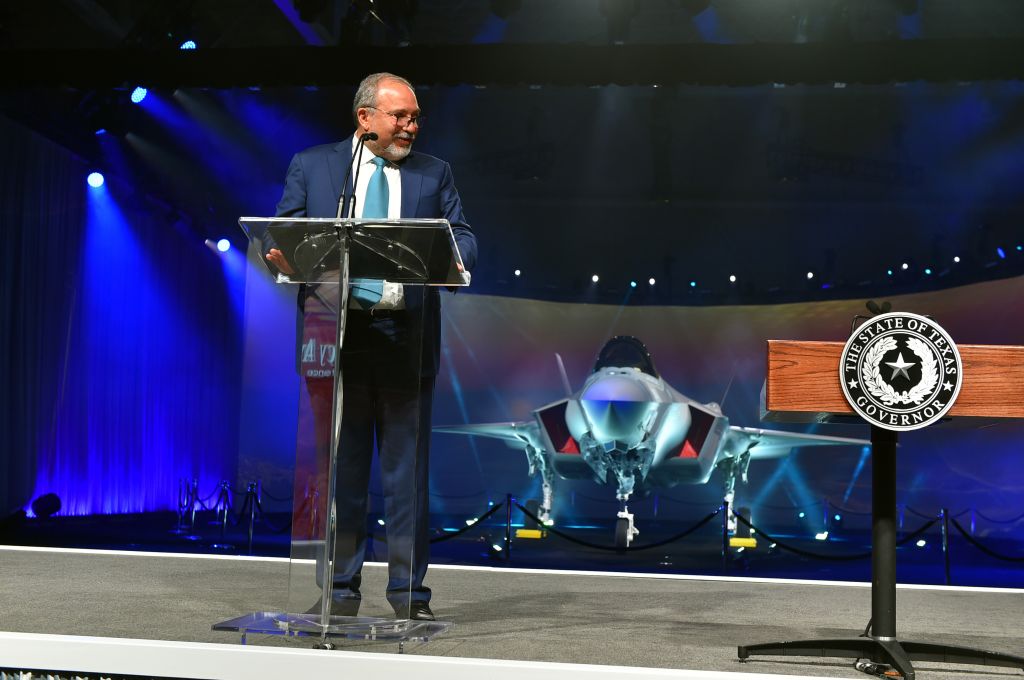 Defense Minister Avigdor Liberman unveils the F-35 stealth fighter jet, during a ceremony in Fort Worth, Texas, on June 22, 2016. (Ariel Hermoni/Defense Ministry)