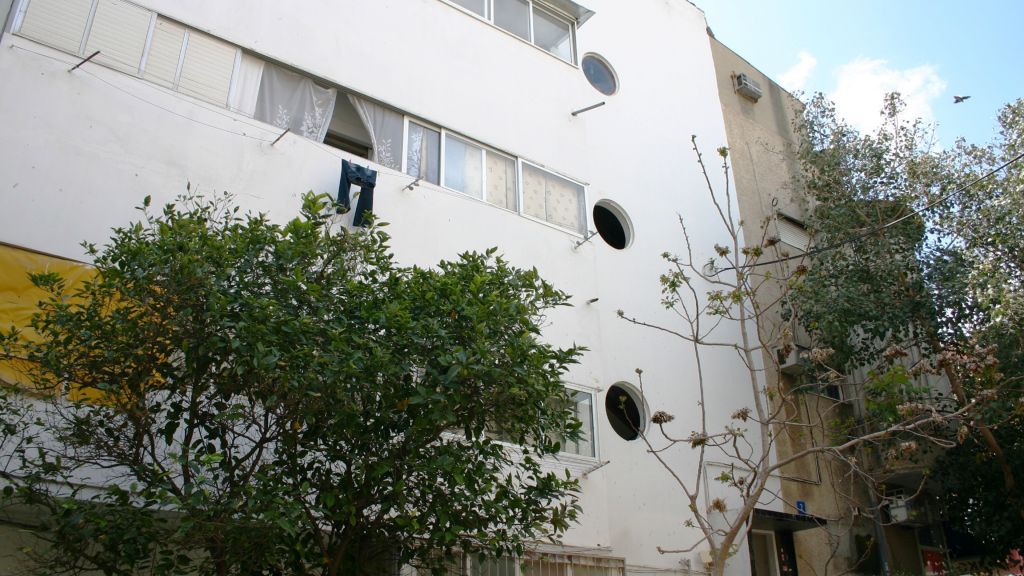 Porthole windows, a common feature in Tel Aviv architecture, on Ranak street. (Shmuel Bar-Am)