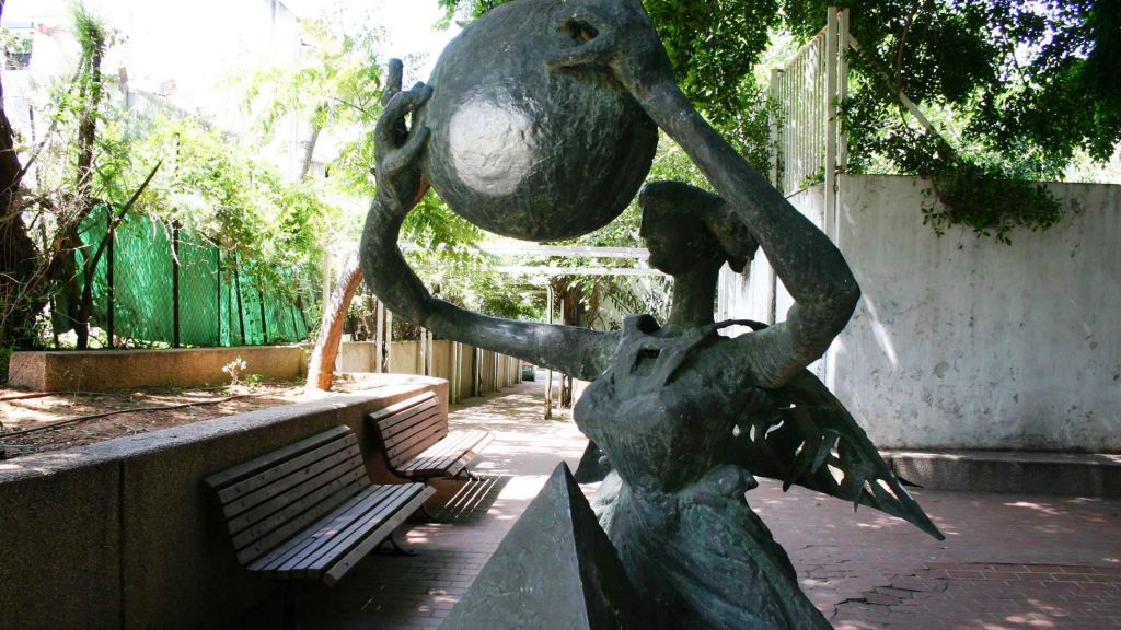 A statue created by well-known sculptor Bernard Reder in a small park of Dizengoff street. (Shmuel Bar-Am)