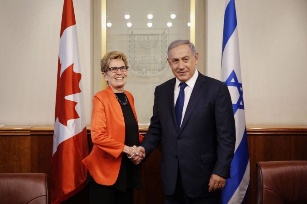 Prime Minister Benjamin Netanyahu shakes hands with Ontario Premier Kathleen Wynne at his office in Jerusalm on May 18, 2016. (Courtesy/Office of Premier Kathleen Wynne)