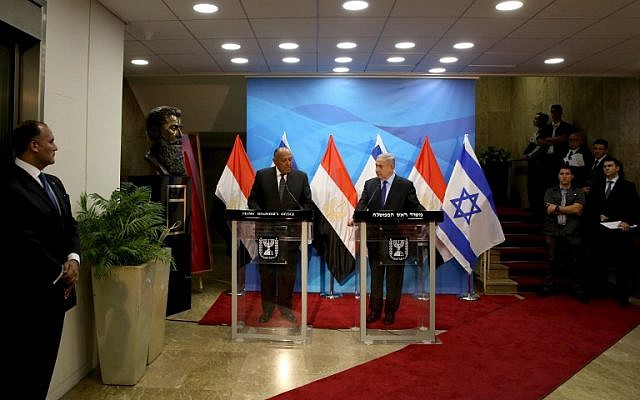 Prime Minister Benjamin Netanyahu, right, gives a joint statement with Egyptian Foreign Minister Sameh Shoukry prior to their meeting at his Jerusalem office on July 10, 2016 (AFP Photo/Gali Tibbon)