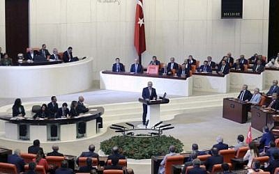 Turkish Prime Minister Binali Yildirim delivers a speech during an extraordinary session of the Turkish Parliament in Ankara on July 16, 2016, following a failed coup attempt. (AFP PHOTO / ADEM ALTAN)