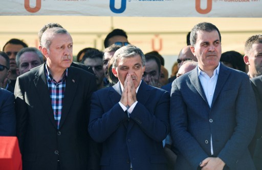 Turkey's President Recep Tayyip Erdogan (L) and former Turkish president Abdullah Gul (C) react after attending the funeral of a victim of the coup attempt in Istanbul on July 17, 2016. (AFP PHOTO/BULENT KILIC)