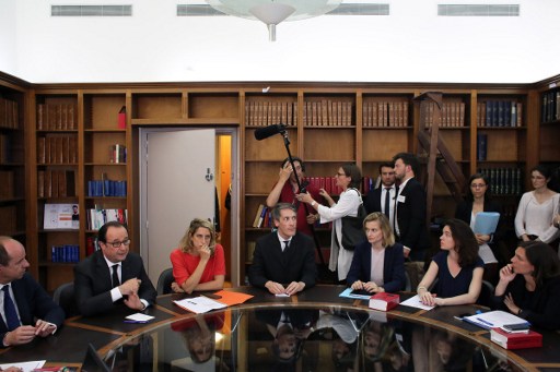 French President Francois Hollande (2ndL), flanked by French Minister of Justice Jean-Jacques Urvoas (L), speaks during a meeting with magistrates, in Paris, on July 18, 2016. (AFP PHOTO / POOL / Thibault Camus)