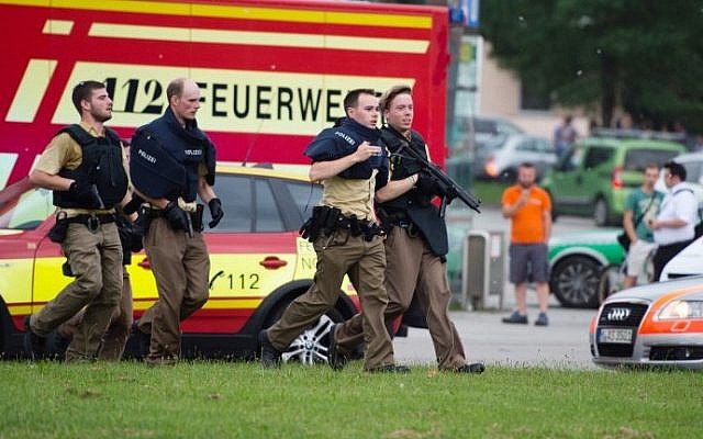 German police walk near a shopping mall in Munich during a shooting attack that left nine people dead on July 22, 2016. (Matthias Balk/DPA/AFP)