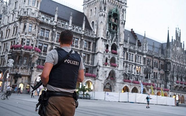 A policeman stands guard at the Marienplatz square in Munich, southern Germany, on July 22, 2016, after a deadly attack at the Olympia-Einkaufszentrum shopping center in the Bavarian capital. (AFP PHOTO/dpa/Sven Hoppe )