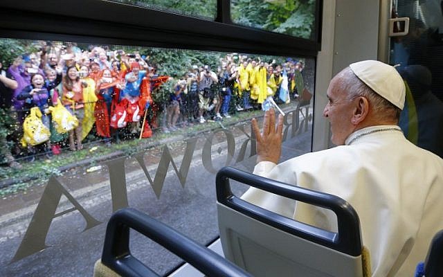 Pope Francis waves to faithfuls as he rides a tram to Blonia Park on July 28, 2016 in Krakow to open the World Youth Days (WYD) (AFP PHOTO / POOL / STEFANO RELLANDINI)