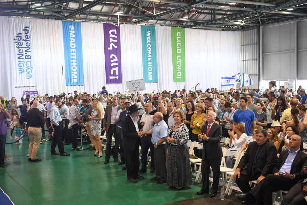 1500 people attend a ceremony welcoming 218 new immigrants from North America who flew to Israel on a Nefesh B'Nefesh chartered flight, July 19, 2016. (Shahar Azran)