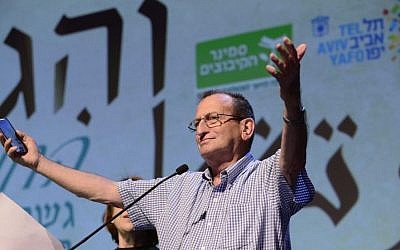 Tel Aviv Mayor Ron Huldai speaking at an education conference in Tel Aviv on May 26, 2016. (Tomer Neuberg/Flash90)