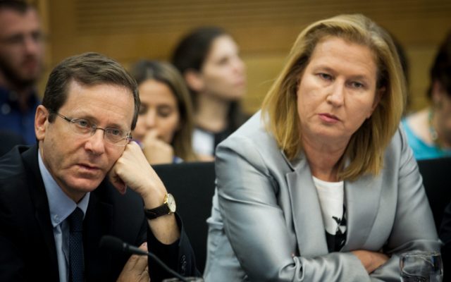 Opposition leader Isaac Herzog and Zionist Union MK Tzipi Livni  at the Knesset, on June 20, 2016. (Miriam Alster/Flash90)