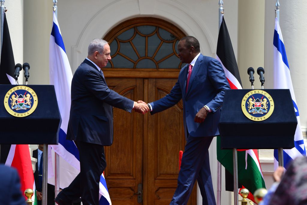 Prime Minister Benjamin Netanyahu meets President of Kenya, Uhuru Kenyatta, in Nairobi, Kenya, on July 5, 2016. (Kobi Gideon/GPO)