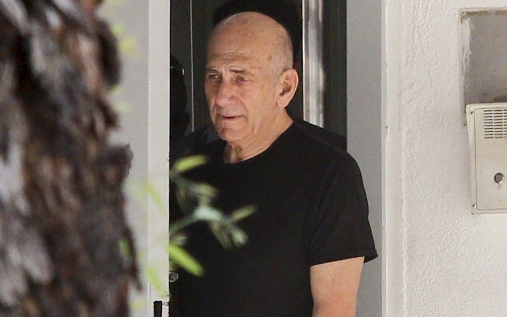Former prime minister Ehud Olmert is seen departing Maasiyahu Prison in Ramle on July 11, 2016, for his first leave from prison since he began his 19-month sentence in February. (Avi Dishi/Flash90)
