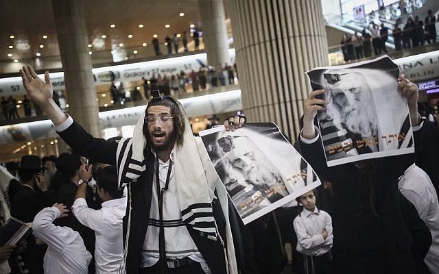 Ultra orthodox Jewish men gather to pray during a demonstration in support of Rabbi Eliezer Berland before his arrival to the Ben Gurion Airport in Tel Aviv, on July 19, 2016. (Photo by Yonatan Sindel/Flash90)