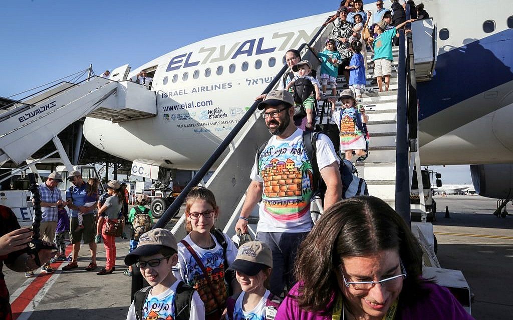 New immigrants from North America land at Israel's Ben Gurion airport after a Nefesh B'Nefesh chartered flight from New York, July 19, 2016. (Yossi Zamir/Flash90)