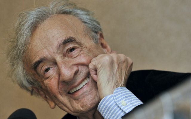 Elie Wiesel during a news conference in Budapest, Hungary, in 2009. (AP Photo/Bela Szandelszky, file)