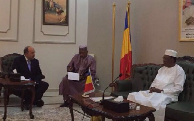 Foreign Ministry Director-General Dore Gold (left) meets with the president of Chad, Idriss Déby (right), in the presidential palace in the city of Fada, in the heart of the Sahara desert, July 14, 2016. (Courtesy Foreign Ministry)
