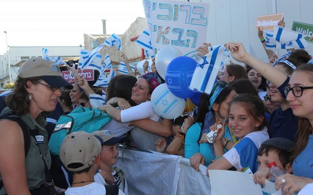 Hundreds of well-wishers welcome 218 new immigrants from North American who flew to Israel on a Nefesh B'Nefesh chartered flight, July 19, 2016. (Shahar Azran)