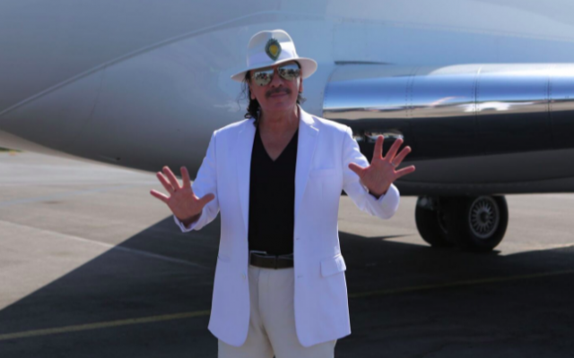 Carlos Santana lands in Israel for his July 30, 2016 concert (Courtesy Orit Pnini)