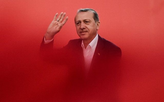 Turkish President Recep Tayyip Erdogan greets supporters on August 7, 2016 in Istanbul during a rally against the failed military coup on July 15. (AFP PHOTO / OZAN KOSE)
