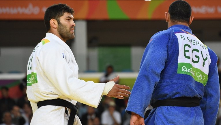 Egypt's Islam Elshehaby (blue) refuses to shake hands after defeat by Israel's Or Sasson in their men's +100kg judo contest match of the Rio 2016 Olympic Games in Rio de Janeiro on August 12, 2016. (AFP/Toshifumi Kitamura)