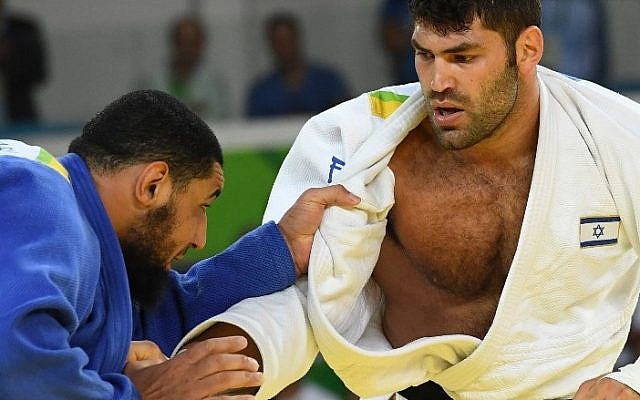 Israel's Or Sasson (white) competes with Egypt's Islam El Shahaby during their men's +100kg judo contest at the 2016 Olympic Games in Rio de Janeiro on August 12, 2016. (AFP/Toshifumi Kitamura)