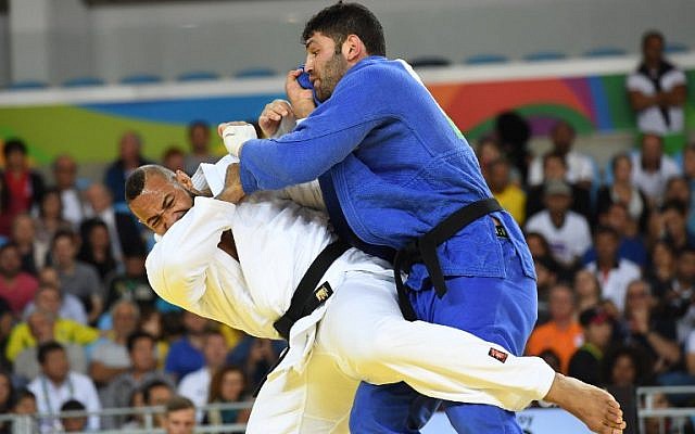 Illustrative: Netherlands' Roy Meyer (white) competes with Israel's Or Sasson during their men's +100kg judo contest quarterfinal match of the Rio 2016 Olympic Games in Rio de Janeiro on August 12, 2016. (AFP/Toshifumi Kitamura)