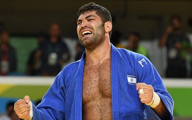 Israel's Or Sasson celebrates after defeating Cuba's Alex Garcia Mendoza to win the men's +100kg judo bronze medal at the Rio 2016 Olympic Games in Rio de Janeiro on August 12, 2016 (AFP PHOTO / Toshifumi KITAMURA)