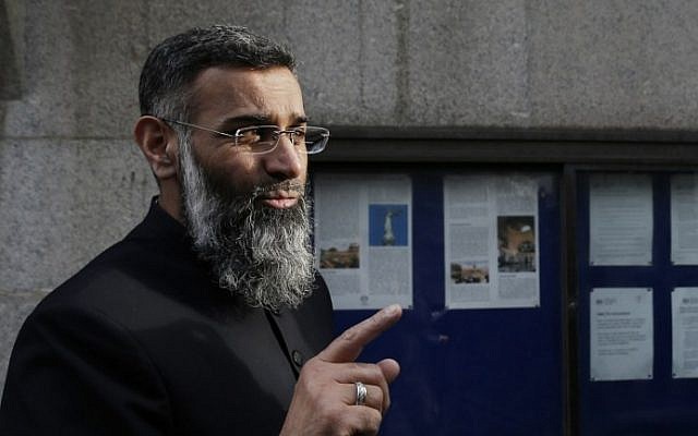 British Muslim cleric Anjem Choudary arrives at the Old Bailey in London on January 11, 2016 for the start of his trial on charges of inviting support for Islamic State (IS). (AFP/Adrian DENNIS)