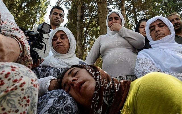 Women grieve during a funeral for victims of last night's attack on a wedding party that left 50 dead in Gaziantep in southeastern Turkey near the Syrian border on August 21, 2016. (AFP PHOTO / ILYAS AKENGIN) 